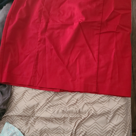 A nice red size 14 skirt. - Picture 6 of 8